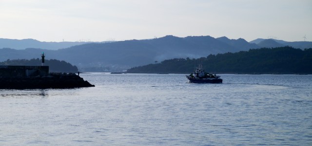 Fishing boat leaving Portosin